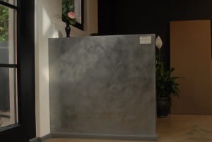 Eine Metallwand aus Midas Metall