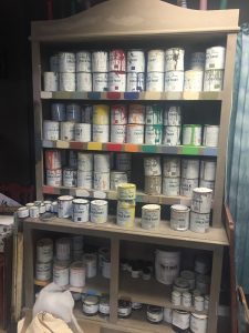 ein Schrank voller Farben