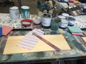 Ausprobieren auf Hölzern