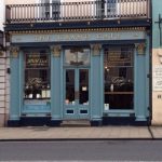 farbige Fassade des ältestens Cafés in Oxford
