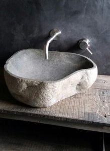 Waschbecken aus Flußstein