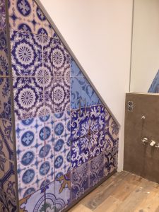 ein Wandschrank wird beklebt