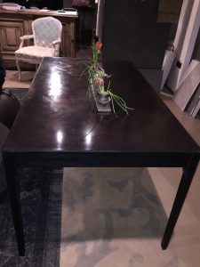 Tisch aus Mooreiche und Messing