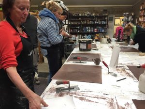 Ausprobieren mit Kelle und Putz