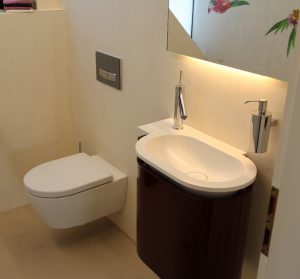 ein schicker Waschtisch in bordeaux Rot