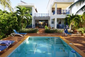 unser Pool mit Blick aufs Haus