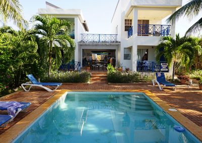 unser Pool mit Blick aufs Haus