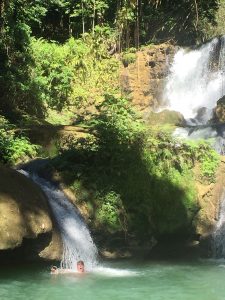 YS Falls Black River mit Reino in der Dusche