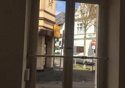 direkt gegenüber der Bäckerei