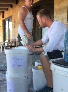 "hol nochmal ein paar Eimer"!