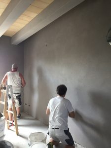 der Putz in Grau für das Sohnzimmer