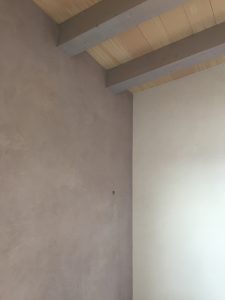 in der Küche eine dunkle Wand