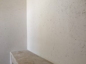 Naturweiß mit Glimmer in den Bädern