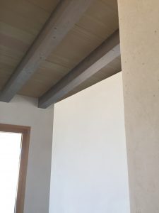 Wohnzimmer mit Kamin