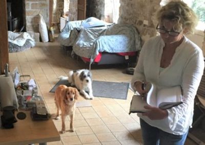 ein Haus mit vielen Hundekörben