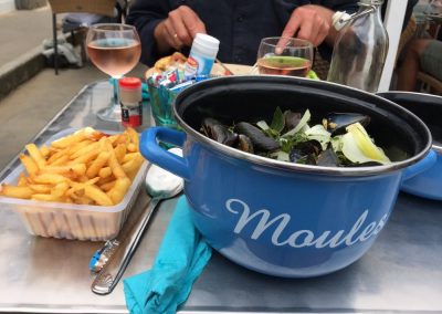 lecker!!! Moules frites mit einem Glas Rosé