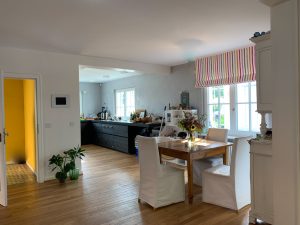 die Küche in hellgrau EdelStein Putz