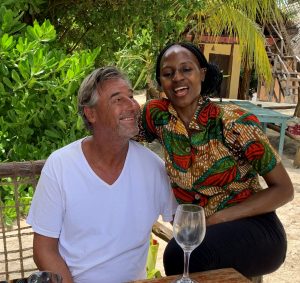 die süße Kellnerin Dina vom Evergreen, Bwejuu