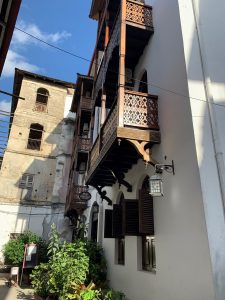 geschnitzter Balkon in Stone Town