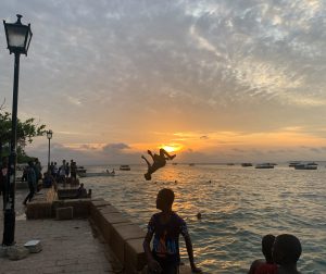 die Jungs springen begeistert in den Sundown