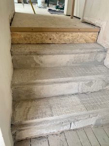 die Treppenstufen werden eingekerbt