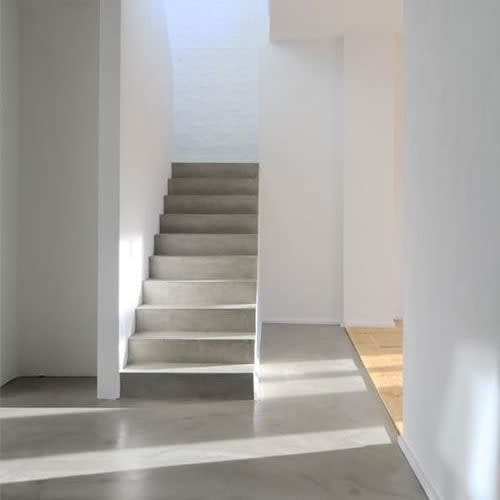 ein modernes Haus mit einer gespachtelten Treppe